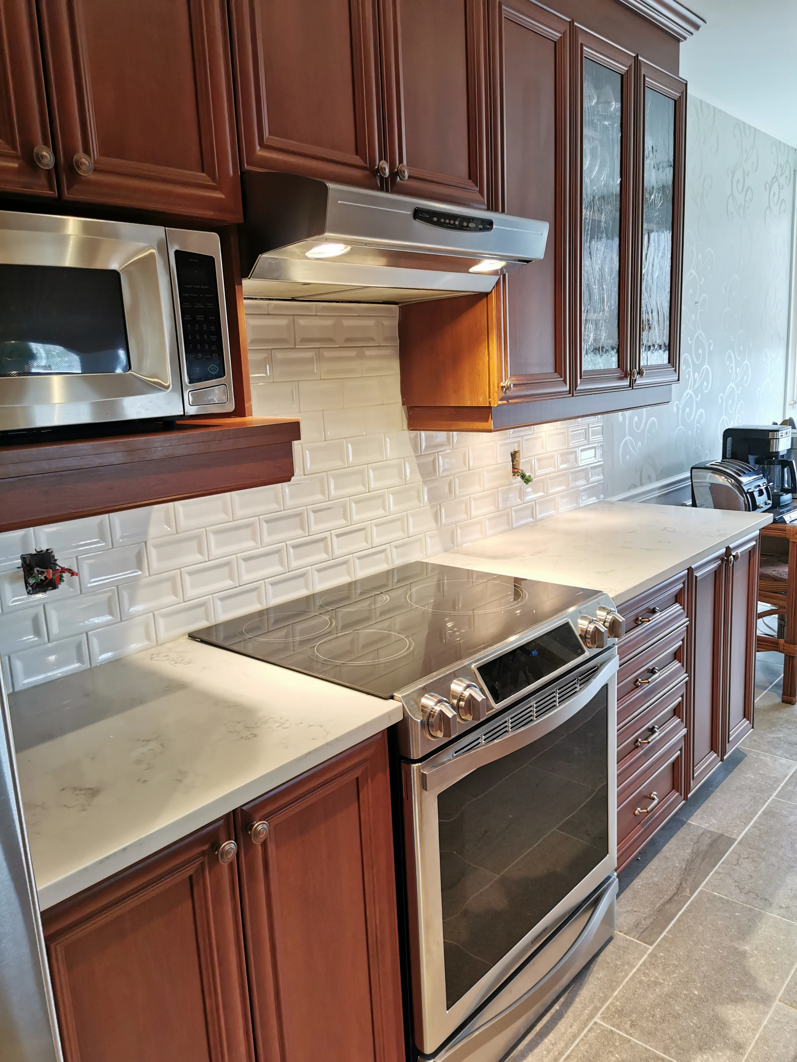 Cuisine classique en bois — rénovation à Laval